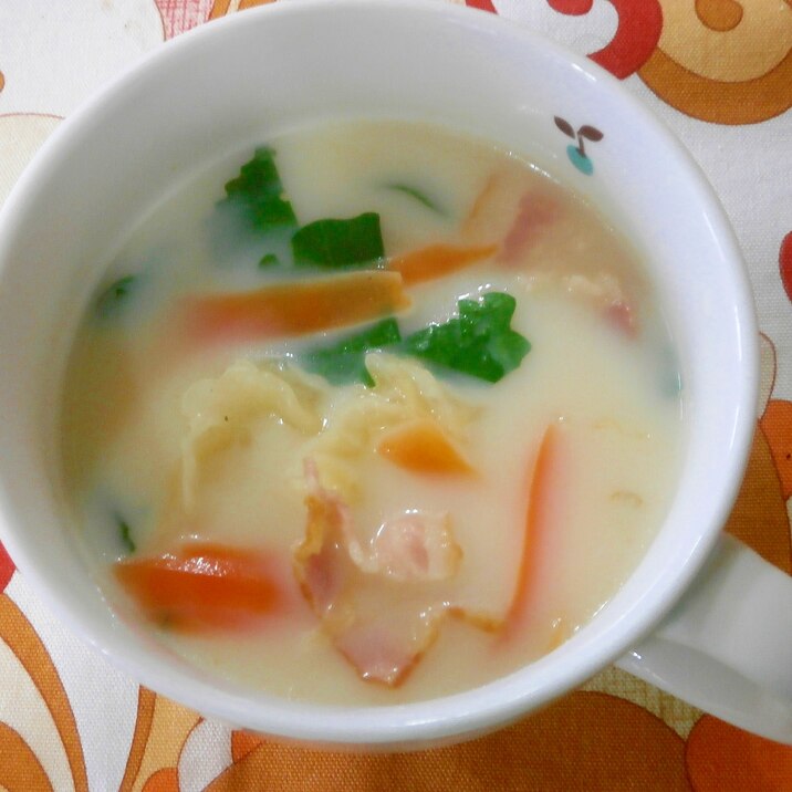 野菜とベーコンの豆乳スープ